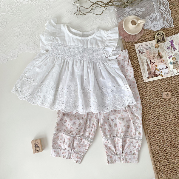 Cute shirt with a round collar