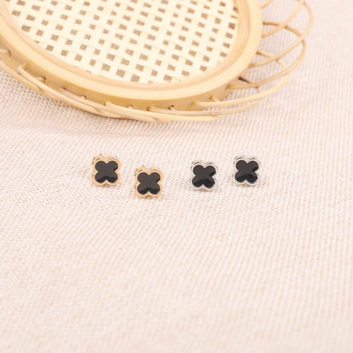 Elegant and fashionable small fragrance style S925 needle simple personalized earrings for women Korean jewelry oil-dropping four-leaf clover small earrings