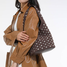 2025新款潮机车满天星铆钉装饰托特包女时尚百搭大容量手提单肩包