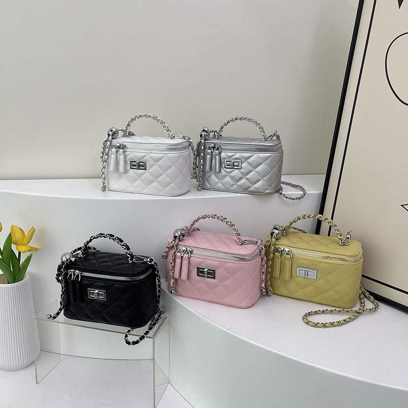 This Year's Popular Style Hand-Held Box Bag 2025 Hot-Selling Quilted Small Square Bag Chain Crossbody Shoulder Banquet Bag This Year's Popular Style Hand-Held Box Bag 2025 Hot-Selling Quilted Small Square Bag Chain Crossbody Shoulder Banquet Bag