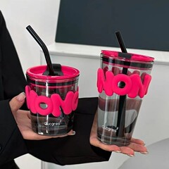 グラスの子供の夏はストローを持って卸売りして高温に耐えます。