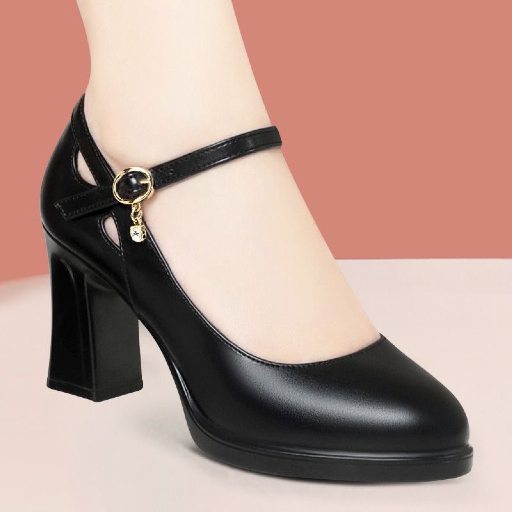 Zapatos de cuero lacado auténticos de cuero brillante de tacones medios para mujeres no se cansan de los pies cheongsam, zapatos de estilo de cuero de madre de tacones simples.