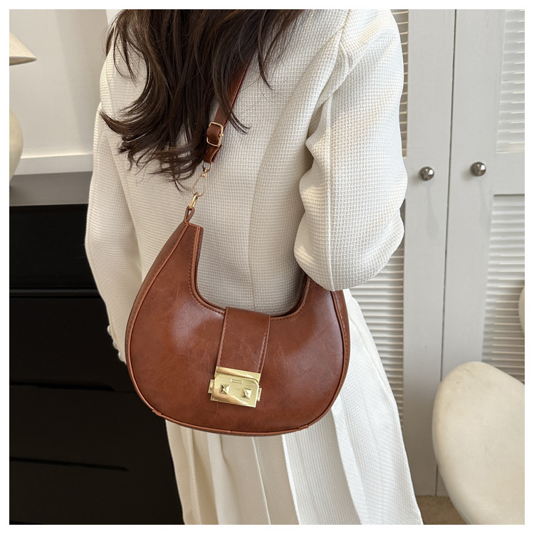 Nuova borsa a tracolla minimalista per donna, versione coreana, borsa sotto le ascelle dolce e straniera, tendenza invernale popolare, borsa da donna a forma di mezzaluna_voghion.com