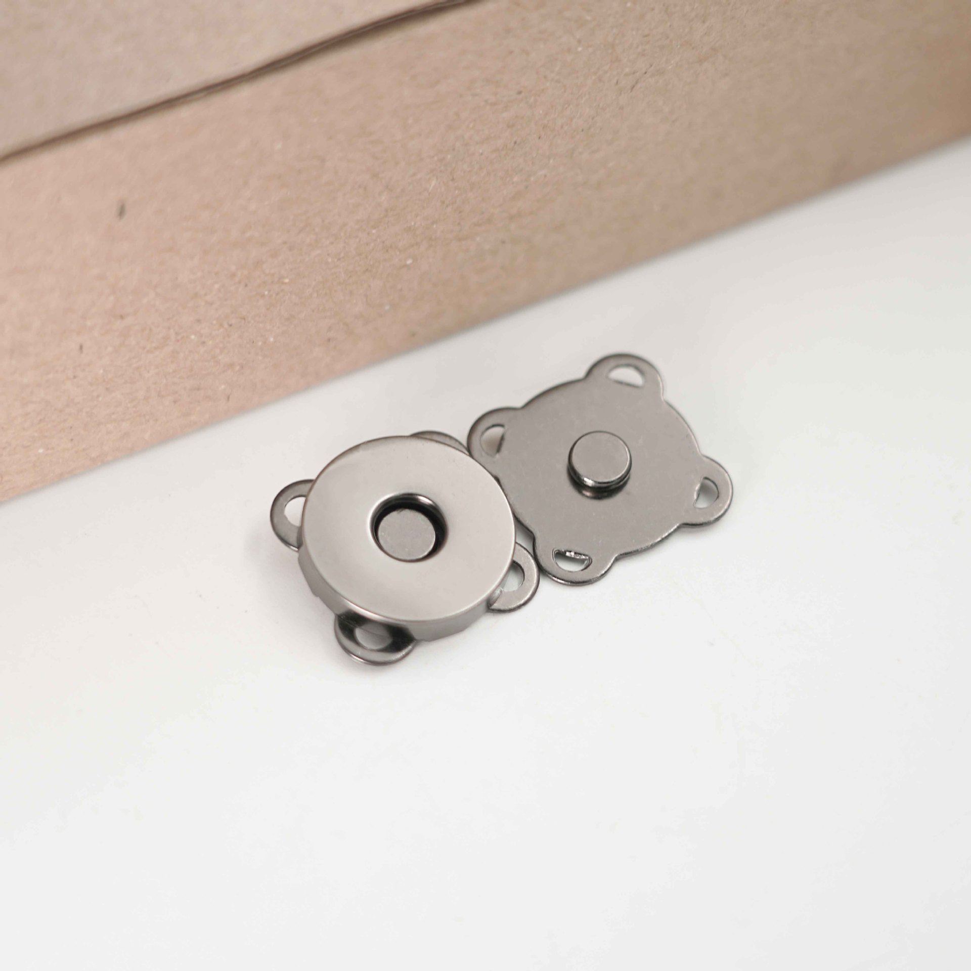 現物の梅の花の磁気ボタンの金属の銅の材料の手縫いの磁気ボタンのdiyの子の母の磁石の箱の暗いボタンの補助材料のボタンのボタンのボタン