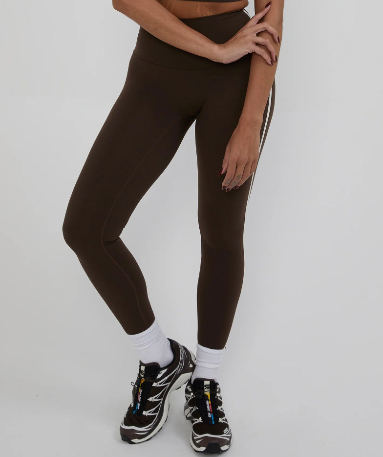 Color contrastante correa colgando el conjunto de ropa de pelusa para mujeres desnudas sensación de secado rápido con cojín de pecho deportivo alta cintura elevación de cadera dos piezas conjunto