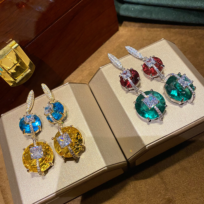 Three dimensional universal elegant earrings