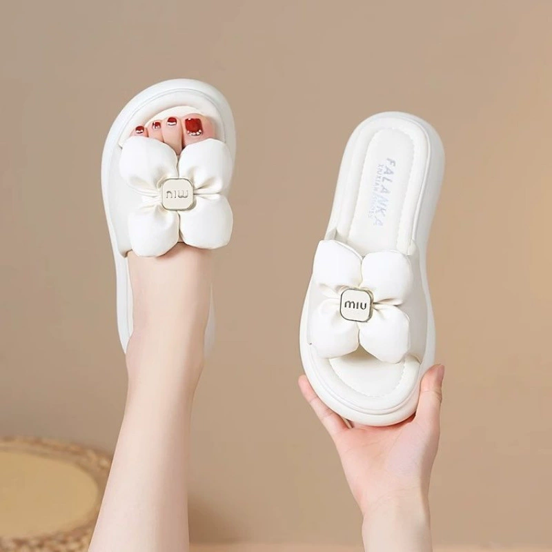 2025 новых домашних тапочек с толстой подошвой, бантиком и мягкой стелькой для внешней торговли и кросс-бордерной торговли, которые ощущаются как шаг на кале.