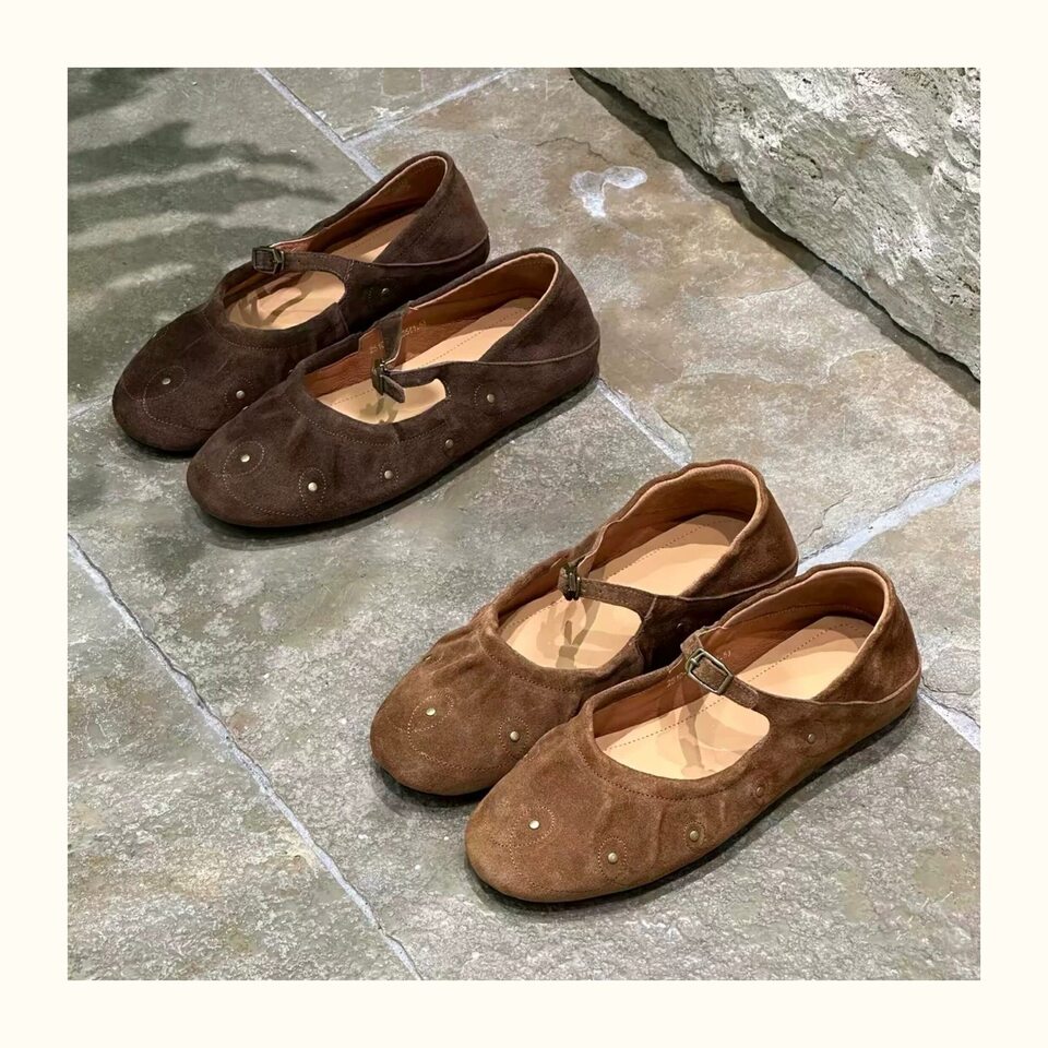 Giày bệt nữ Mary Jane mũi tròn cổ nông đính đinh tán khóa ngang, đế bằng 1 cm — Màu caramel, Màu cà phê chi tiết 9