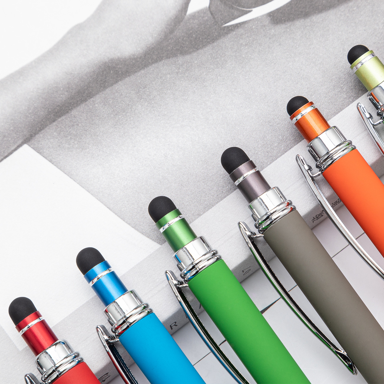 Prensa de aerosol de pegamento bolígrafo logotipo imprimible de metal táctil publicidad regalo pluma negocio empresa promocional bolígrafo