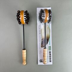 木製のマッサージハンマーを持って背中の太い釘を叩いて、106マッサージ器の老人がしきりに首の肩の頚椎をたたいてマッサージします。
