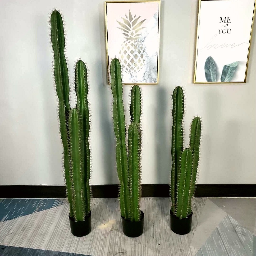 Simulación de cactus cactus en maceta gran planta tropical falsa columna de cactus escena interior decoración de ventana