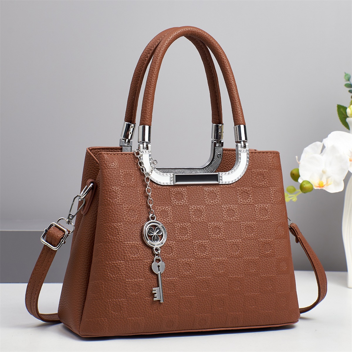 2025 marca atmósfera para enviar a la madre bolso de mano de las mujeres de mediana edad bolso de mensajero de todo fósforo nuevo sentido de alta calidad de gran capacidad