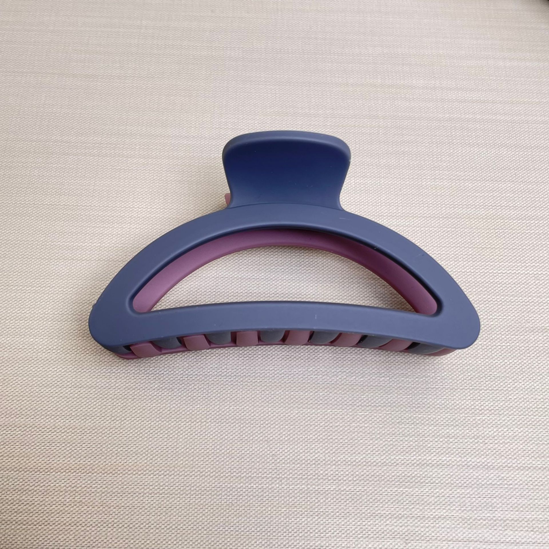 Oufeile superficie de dos colores AB textura esmerilada agarre cuchara trasera femenina alta Cola de Caballo tiburón clip accesorios para el cabello horquilla al por mayor