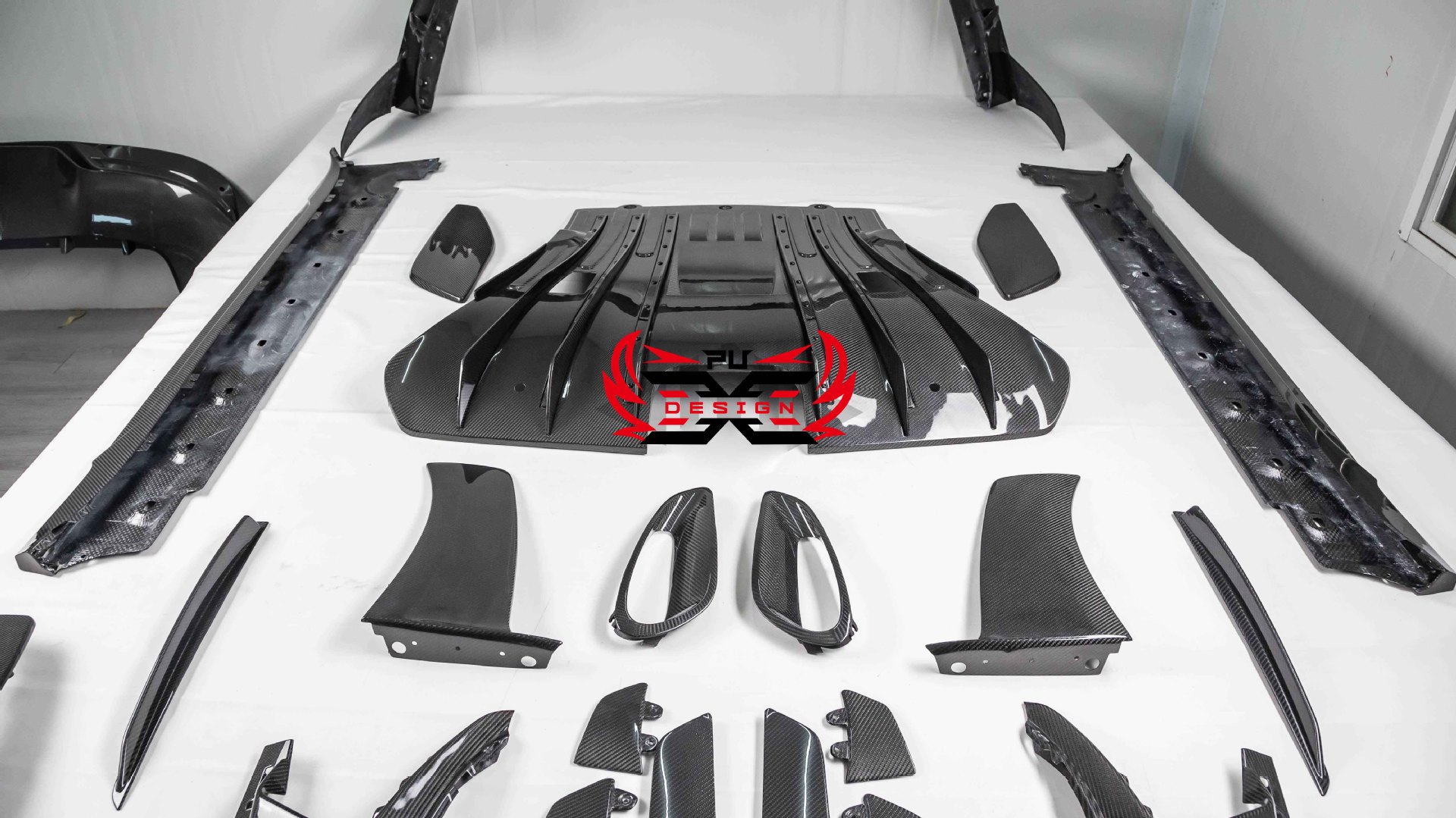 Suitable for Porsche 911 992 GT3RS original dry carbon fiber modification kit, front, middle, rear lip and side skirts