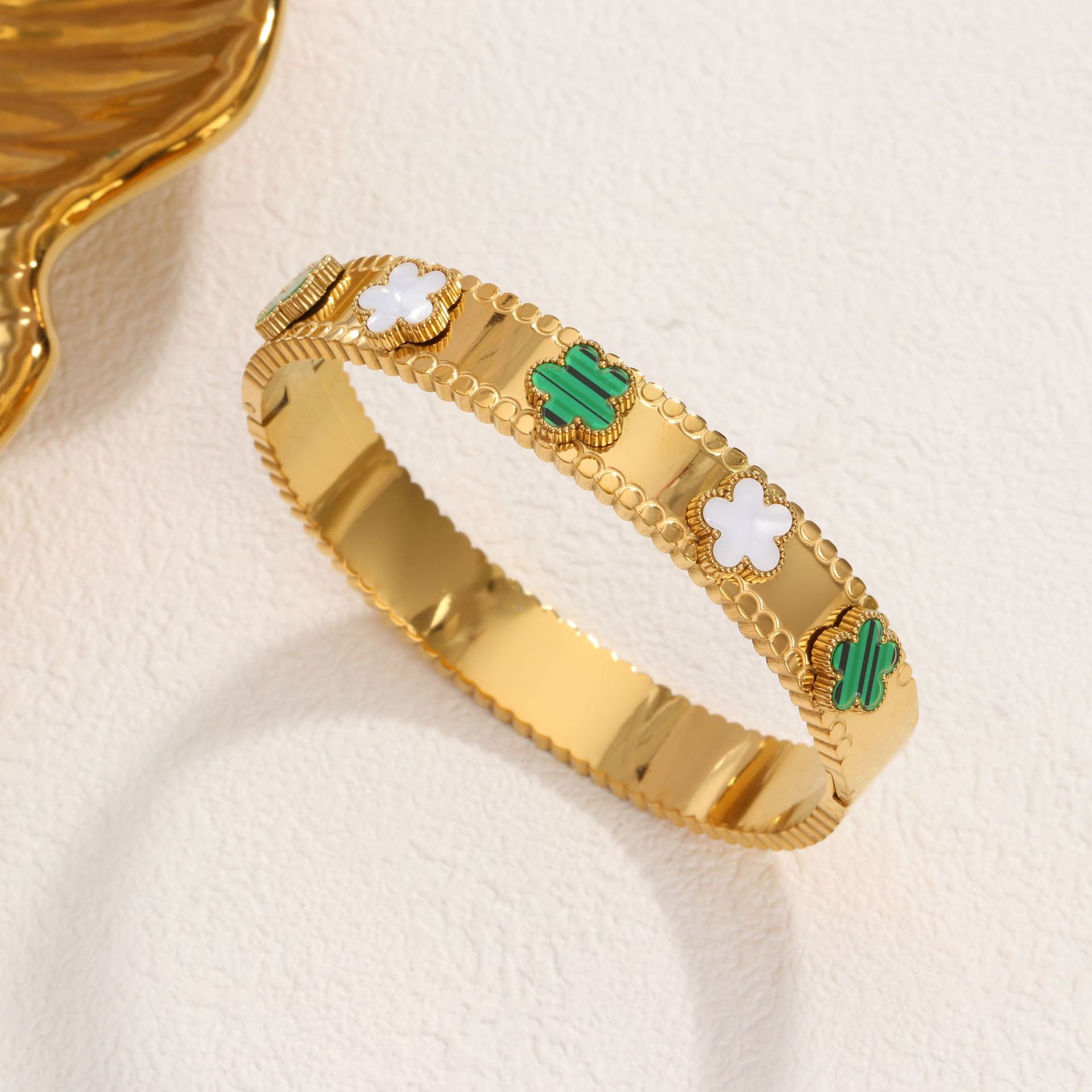 21 다섯잎 녹색과 흰색 쉘 팔찌 골드