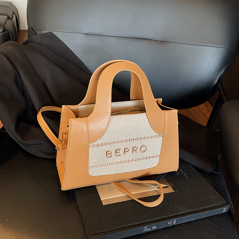 2026 estilo de moda letras impresión de mano mano de hombro oblíquo empalme de color nuevo bolso cuadrado simple europeo y americano