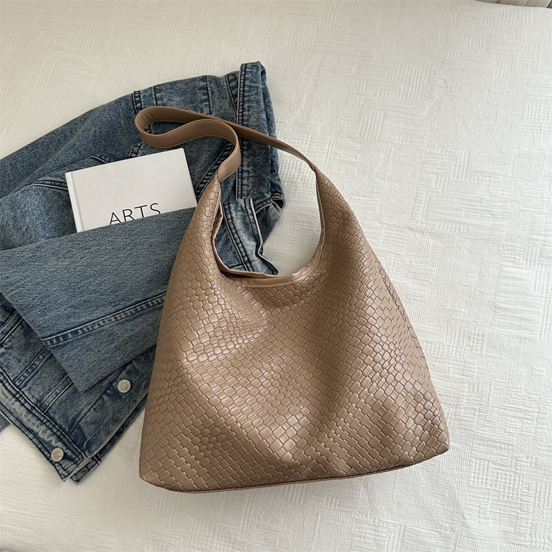 Bolsas de gran capacidad retro ocio para mujeres 2024 nueva popular explosión universal bolsas de hombro extranjeras bolsas de cubo de agua super caliente