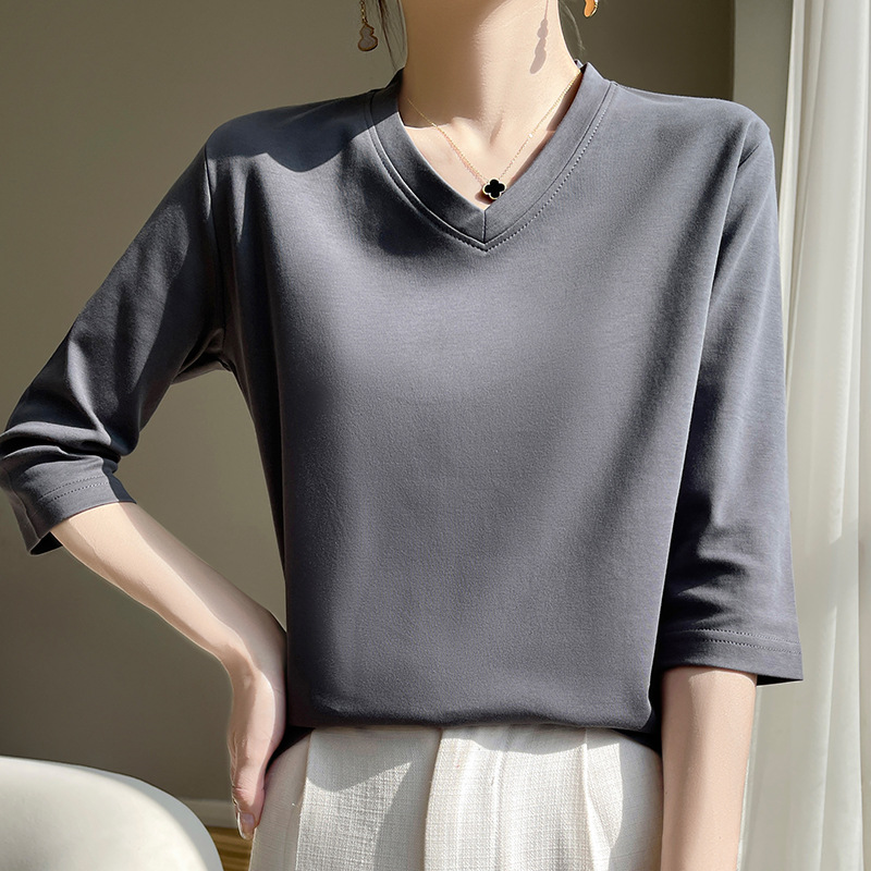 다크 그레이 브이넥