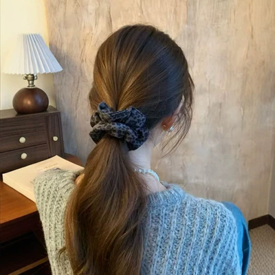 High-End Feel for Low Ponytails — Saç üçün rezinlər