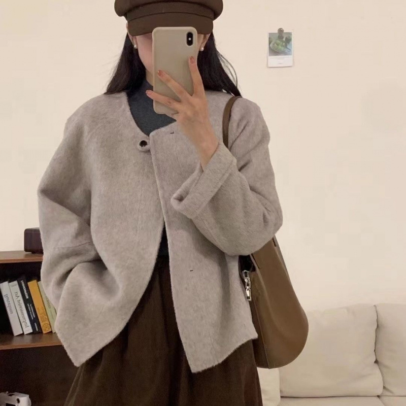 가을과 겨울 양모 코트 새로운 도착 짧은 라운드 넥 샤넬 스타일 우아한 사교계 코트 작은 남성 Ins 스타일