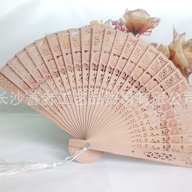En stock colorido fragante ventilador de madera al por mayor mujer plegable bolsa de ventilador borla hueco tallado ventilador plegable ventilador de madera