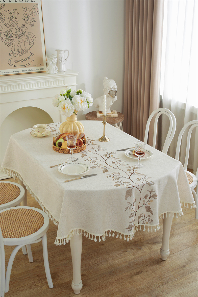 Nappe vintage à fleurs rouges en jacquard avec pompons_voghion.com