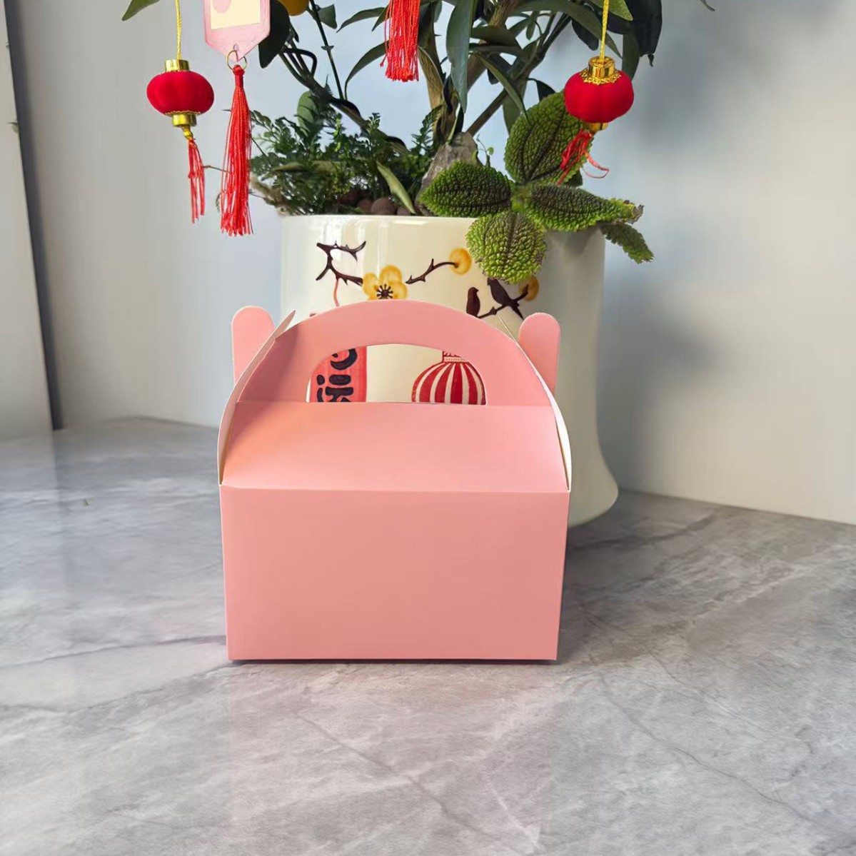 Caja de regalo de papel kraft en stock caja de embalaje creativa de Año Nuevo acompañante caja de regalo de vacaciones simple sobre rojo de boda