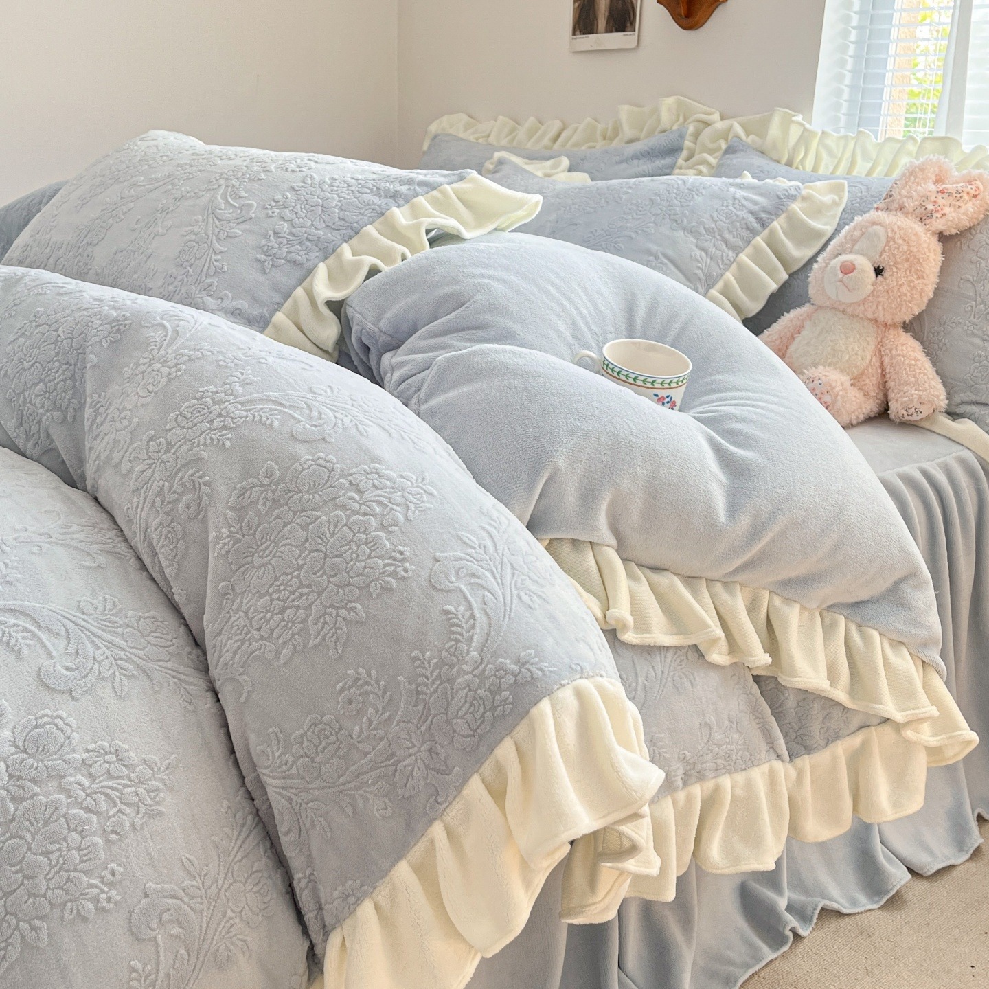 秋冬のお姫様風彫刻ミルクのベッドの上の4点セットのサンゴのベルベットのベッドの両面のベルベットの布団カバーとベルベットのシーツ