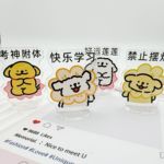创意可爱小狗亚克力桌面立牌学生励志卡通奖励小礼物装饰摆件批发