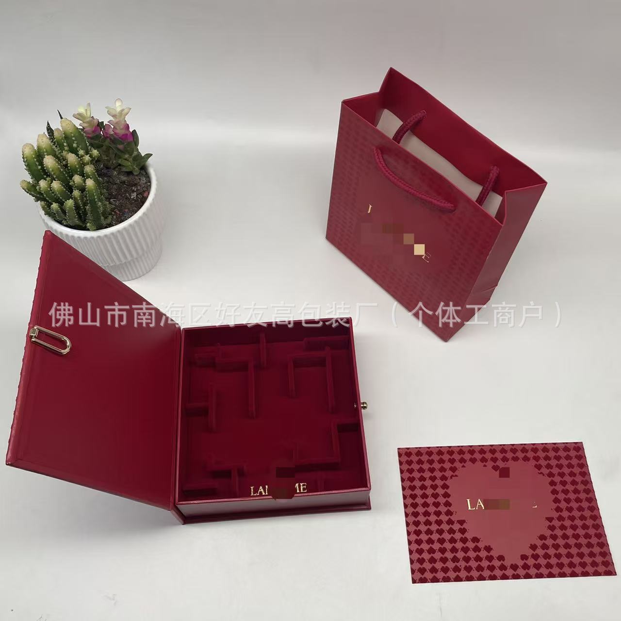 선물 상자 3개 + 선물 가방 + 인사말 카드 재고 있음;