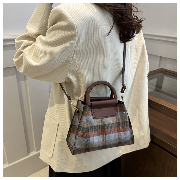 This is a trendy and stylish single-shoulder underarm bag with a contrasting color for the autumn of 2024. It features a unique design and is retro and individualistic undefined