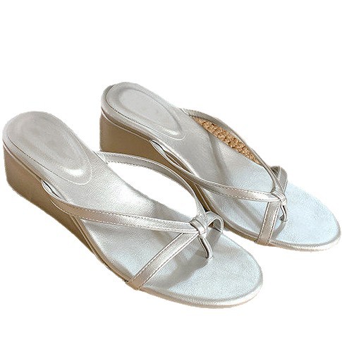 2026 verano nuevo estilo de altura de hadas viento cinturón delgado zapatillas de fondo grueso francés hermoso tacones de pendiente zapatillas de calzado de calzado para mujeres