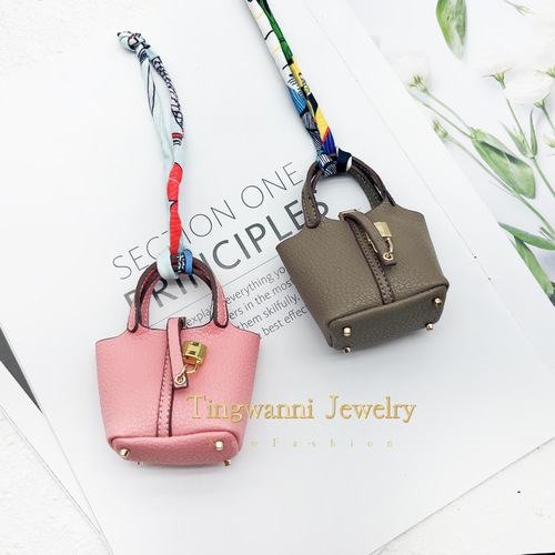 H's Mini Vegetable Basket Bag Pendant High-end Leather Car Keychain Pendant Cute Creative Headphone Bag for Women