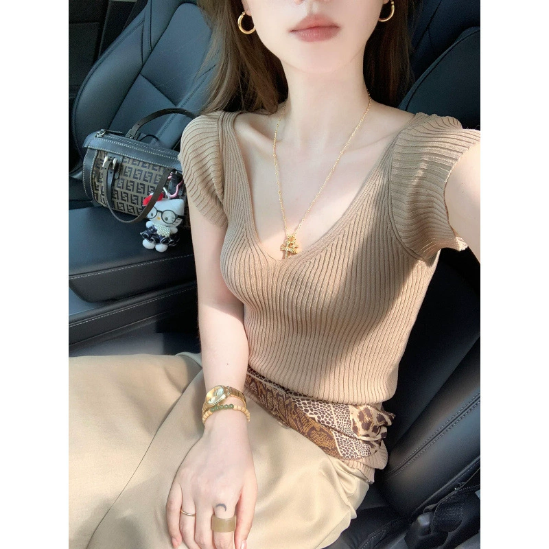 Новая женская футболка с короткими рукавами и V-образным вырезом в рубчик, летний дизайн, облегающая нишевая рубашка, подходящая для горячих девушек.