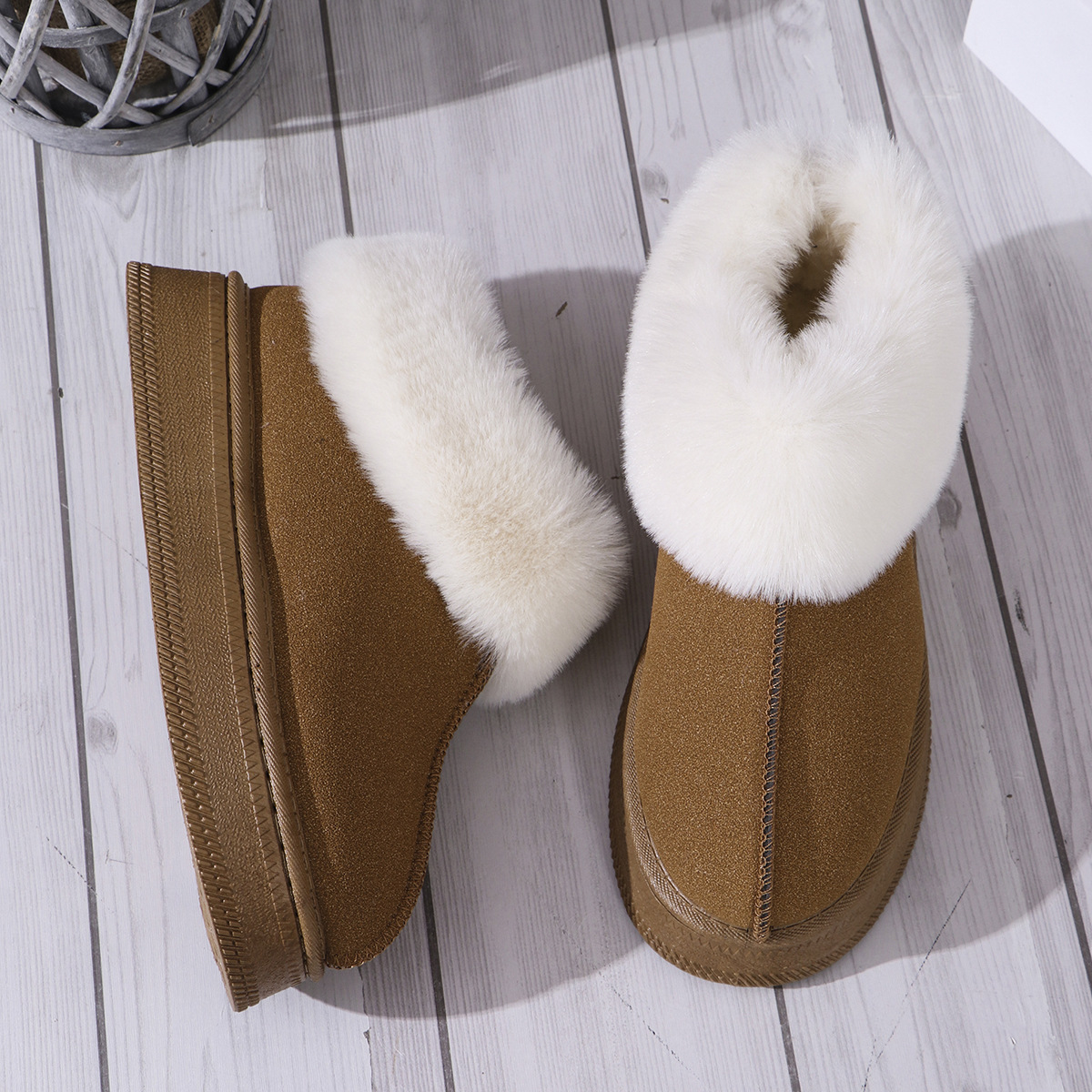 Women's platform snow boots with rounded toe lined with plush_voghion.com