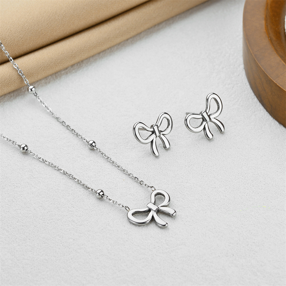 Colgante de arco dulce clásico colgante de acero de titanio de cuerpo completo para mujeres no se desvanece nicho ligero lujo sensación accesorio cadena clavícula