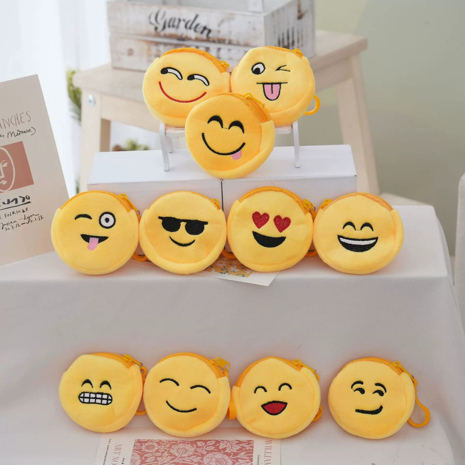 2025卡通刺绣小包儿童零钱包毛绒包圆形零钱包混款混色表情零钱包