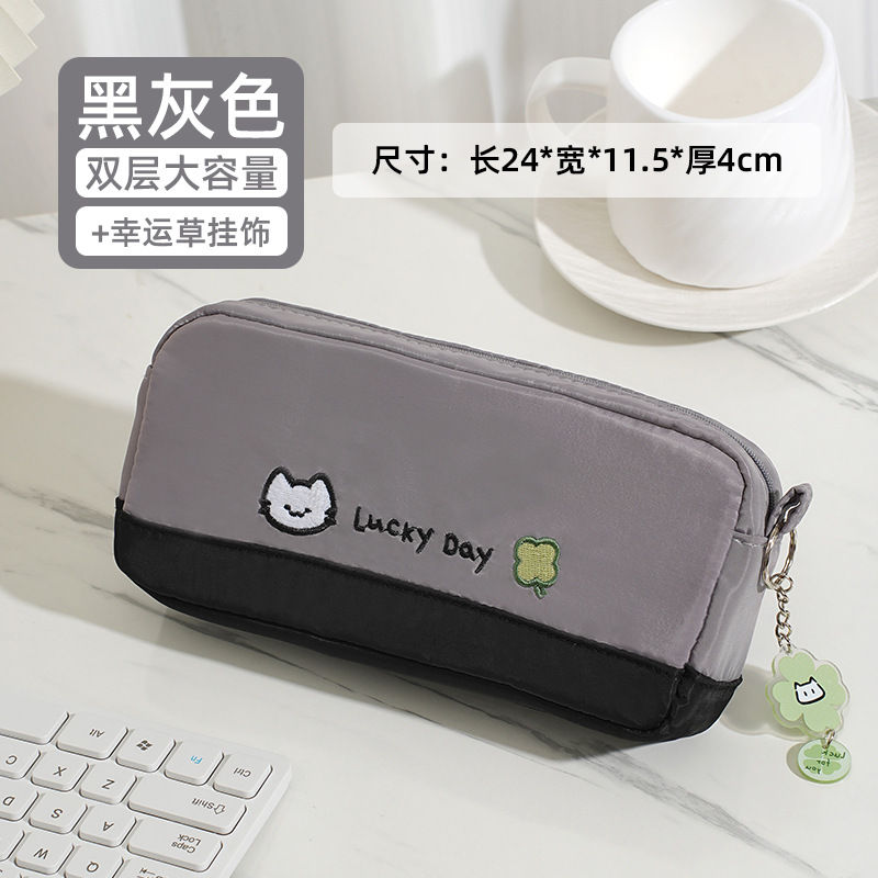 Negro y gris - Bolsa de pluma bordada para gatitos de Trébol de cuatro hojas + colgante