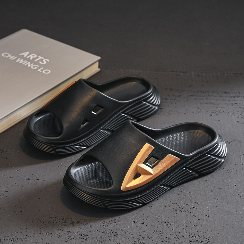 Verano nuevas zapatillas de hombre de playa de verano nuevo hogar zapatillas antideslizantes de fondo grueso zapatillas de la barra ultra suave