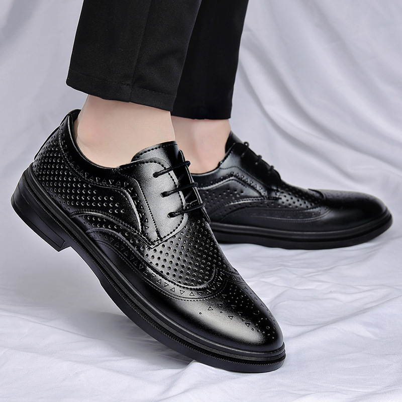 2025 nuevos zapatos de verano para hombre, zapatos de cuero Brock británico de negocios huecos, zapatos con agujeros para hombre, zapatos de aumento de altura con cordones