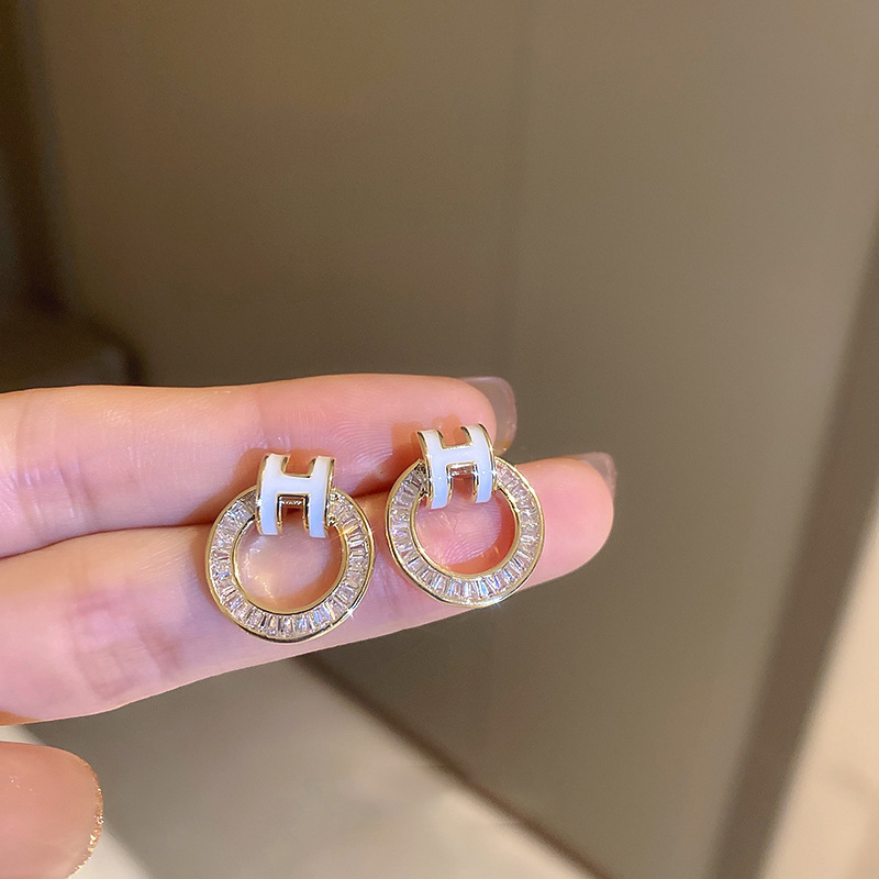 Aguja de plata pendientes de perlas de agua dulce verdadero oro galvanoplastia moda todo partido nicho de lujo de alta calidad pendientes de fábrica al por mayor
