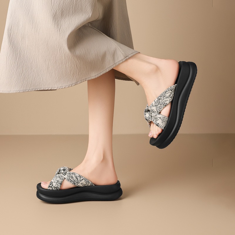 Dép sandal nữ quai chữ V đế dày phong cách hoa văn nổi — QE60 mét trắng