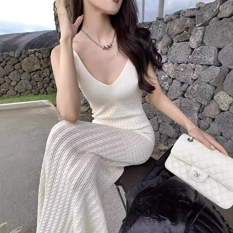 High-End and Elegant Knitted Dress Suspender Long Skirt for Women with Slim Fit Crocheted Cut Out Hip-Hugging Vest Skirt High-End and Elegant Knitted Dress Suspender Long Skirt for Women with Slim Fit Crocheted Cut Out Hip-Hugging Vest Skirt