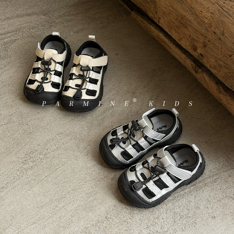 Детские сандалии на открытом воздухе