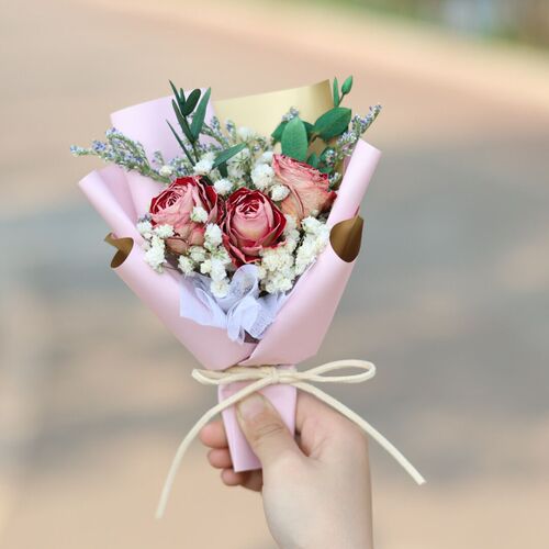 Valentine's Day Eternal Flower Gypsophila Decorations Mini Fresh-style Bouquet with Dried Roses – Exquisite Mini Gift Souvenir
