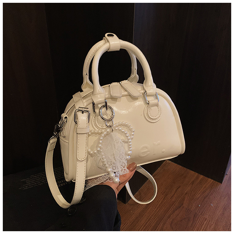 This year, Korean-style, stylish and simple hand-held bags with niche designs are in vogue. These are fashionable summer underarm bags for women's commuting undefined