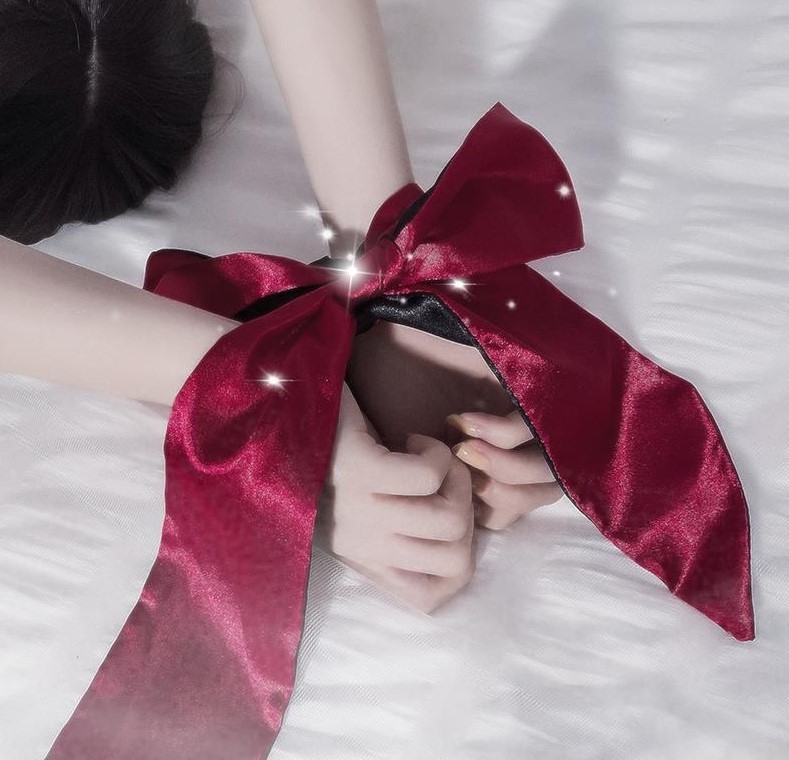 Blackout Double-Sided Eye Mask in Black and Red with 150cm Pink and White Hand-Binding Accessory — detail image 2