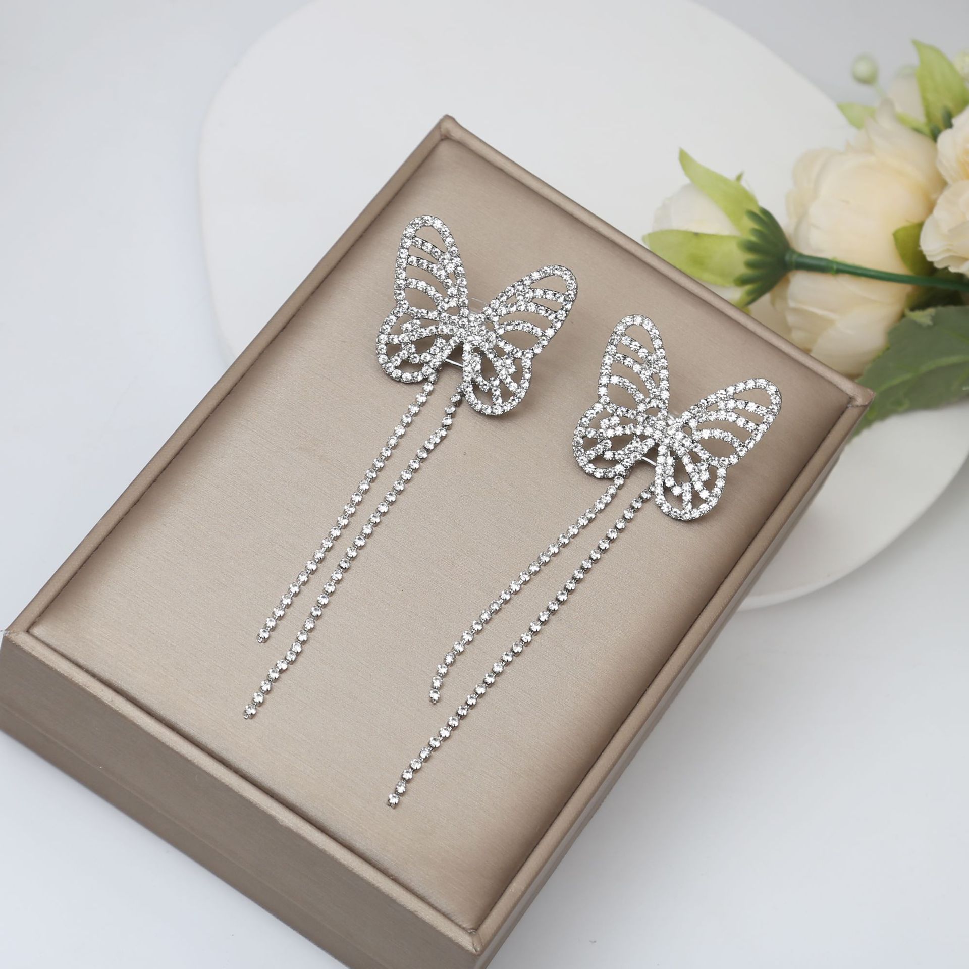 Nueva borla pendientes en línea celebridad diamante mariposa flor S925 pendientes de perlas moda elegante pendientes largos de adelgazamiento