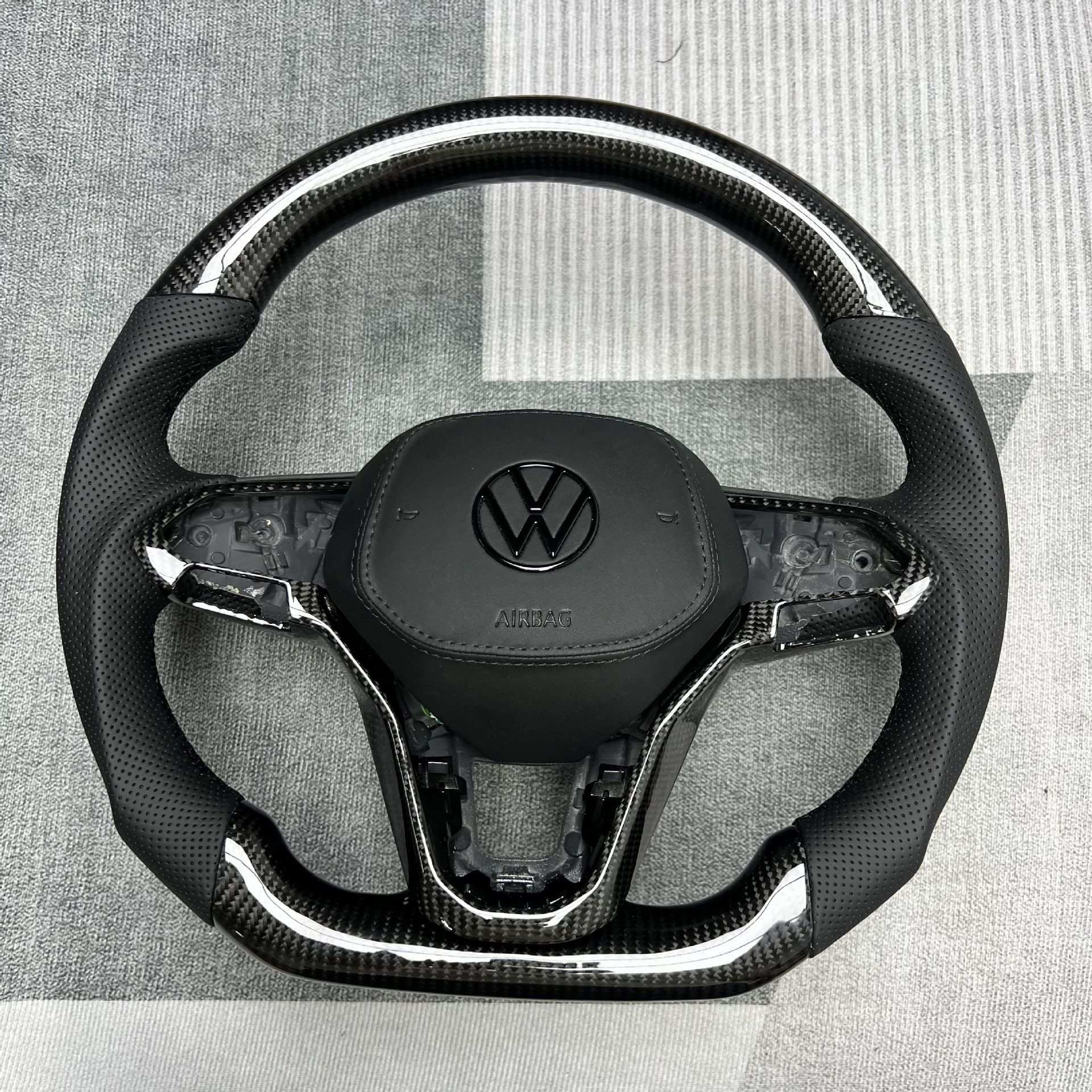 Factory customized carbon fiber steering wheel processing is suitable for Volkswagen Magotan/Sapat/Tuyue/Weilan/Polo