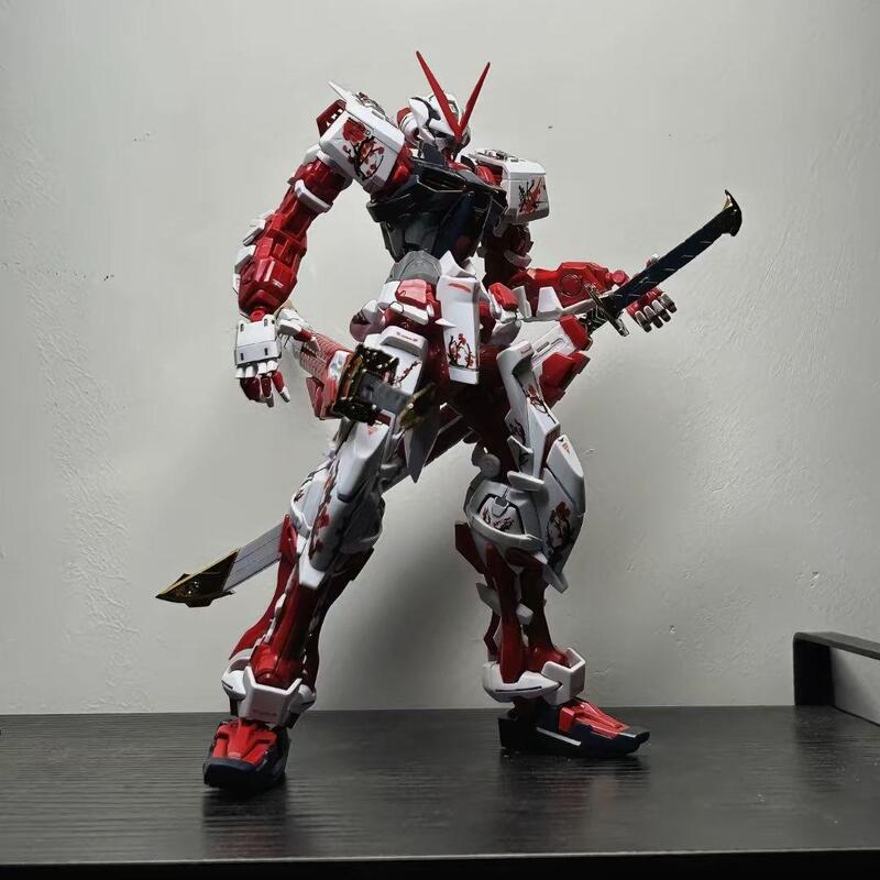 ガンダムのモデルはHGを組み合わせて自由戦士の飛翼MGユニコーンの赤い異端の機甲の手を襲撃しておもちゃを並べます。|undefined